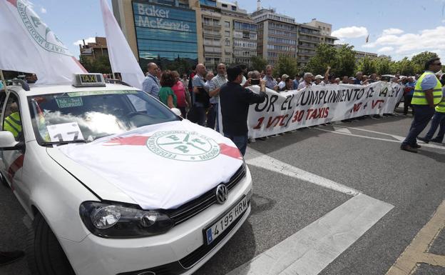 Taxistas en Madrid, protestando contra Cabify y Uber.