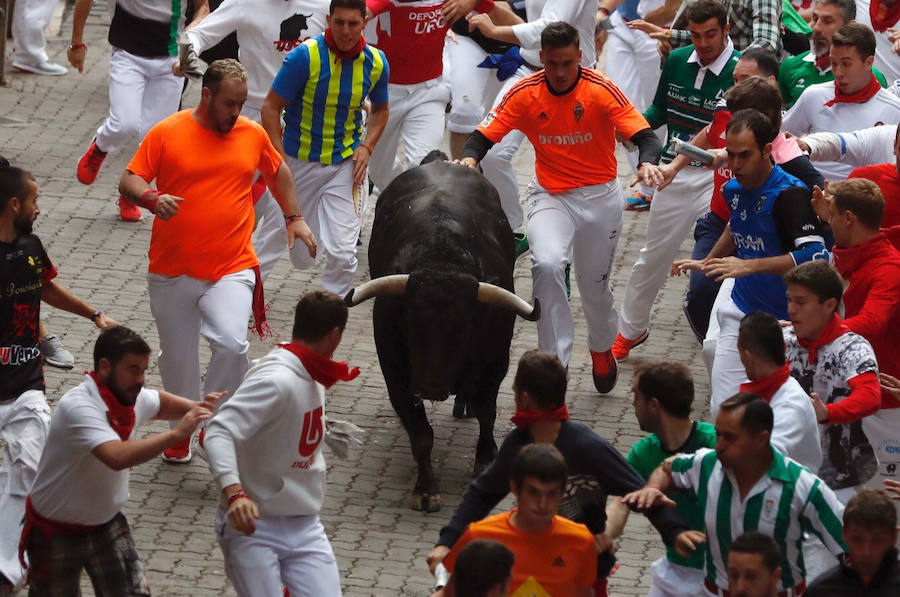 Los toros de la ganadería de Jandilla han corrido el encierro más rápido de los Sanfermines, con una duración de dos minutos y doce segundos, y sin heridos por asta.