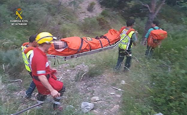 Un momento del rescate de la senderista. 