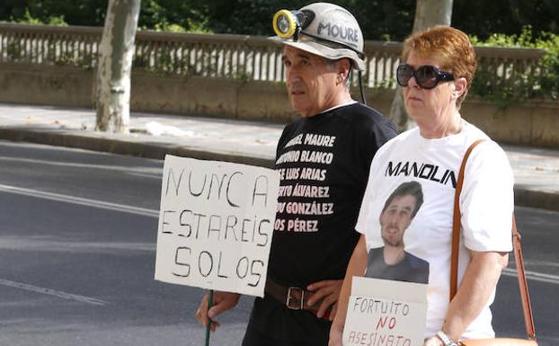 Los padres de Maneul Moure, durante las declaraciones en la fase de instrucción. 