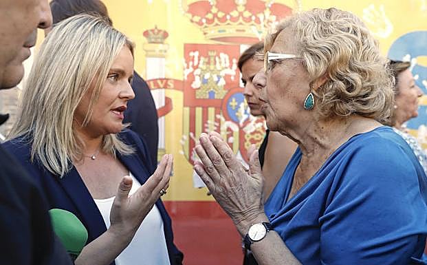 Manuela Carmena conversa con Marimar Blanco.