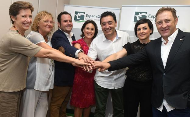 Margarita Serna, directora territorial de EspañaDuero, y el presidente de Proconsi, Tomás Castro (a la derecha de la foto), acompañados de presidentes de algunas de las asociaciones del comercio leonés