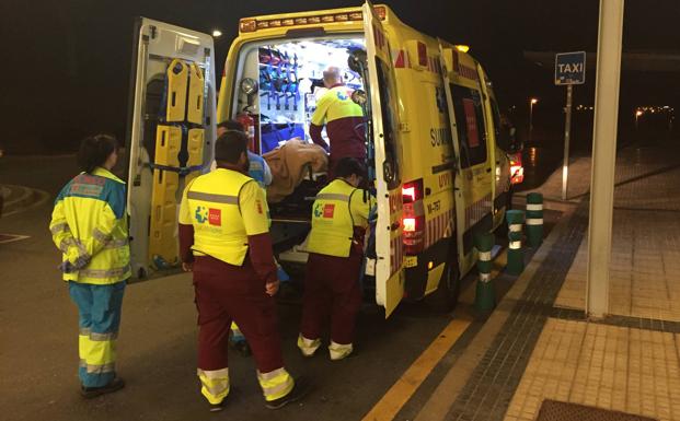 La ambulancia traslada al hospital a una de las víctimas.