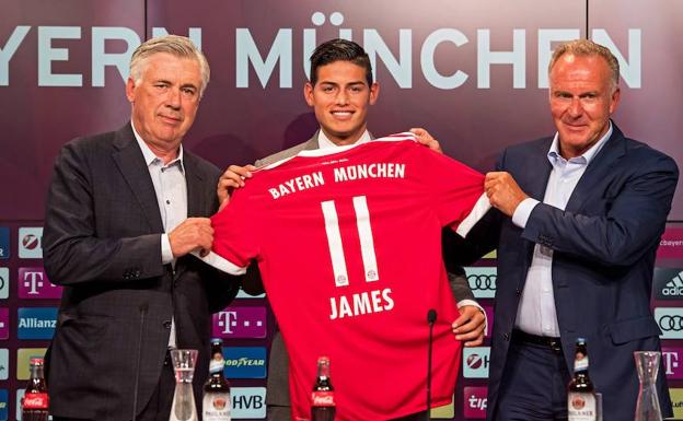 James, escoltado por Ancelotti y Rummenigge.