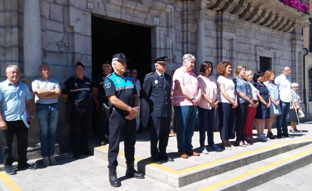 Corporación y trabajadores municipales guardaron un minuto de silencio en memoria de Miguel Ángel Blanco y de todas las víctimas del terrorismo. 