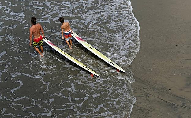 Dos bañistas en el océano Pacífico. 
