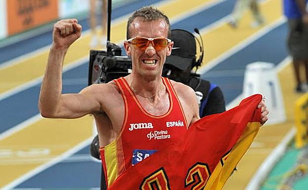 Sergio Sánchez celebra la plata lograda en los Mundiales de Catar. 