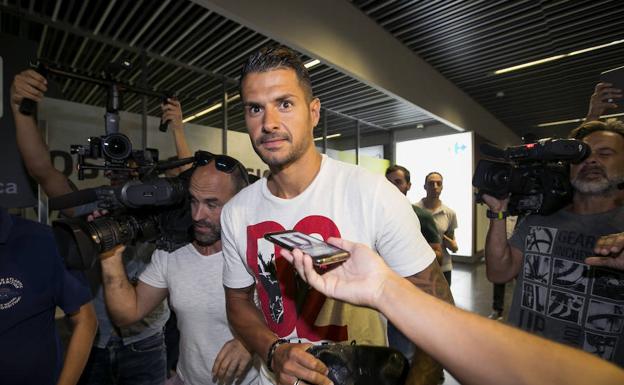 Vitolo, a su llegada al aeropuerto de Gran Canaria. 