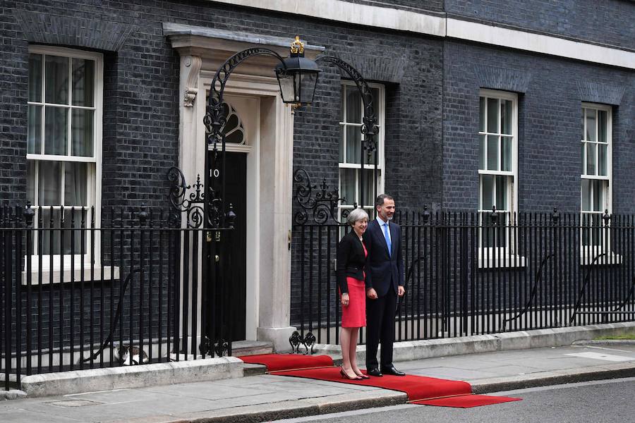 Felipe VI pide minimizar la incertidumbre de las empresas españolas ante el 'Brexit'.