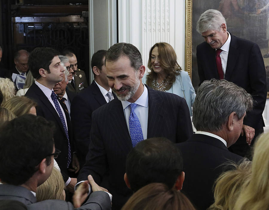 Felipe VI pide minimizar la incertidumbre de las empresas españolas ante el 'Brexit'.