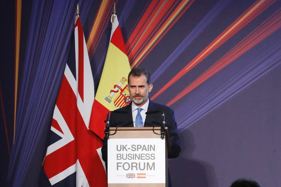 Felipe VI pide minimizar la incertidumbre de las empresas españolas ante el 'Brexit'.