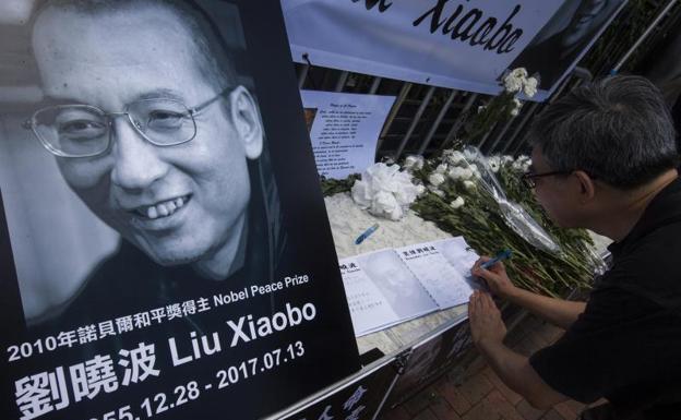 Un hombre presenta sus respetos ante un altar levantado en memoria de Liu Xiaobo.