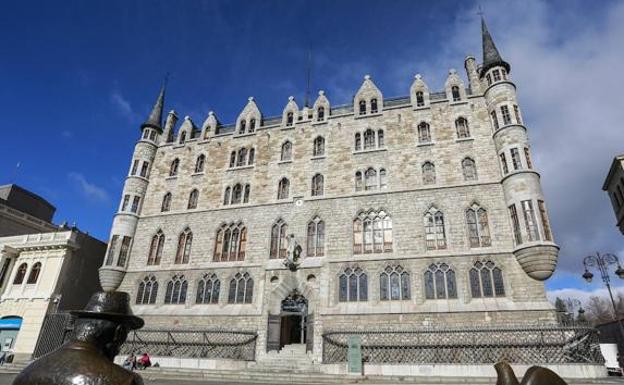 Fachada del Edificio Botines, sede de la Fundación MonteLeón