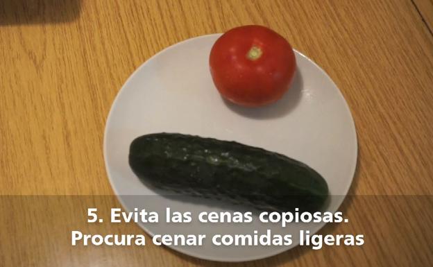 Un plato con alimentos ligeros.