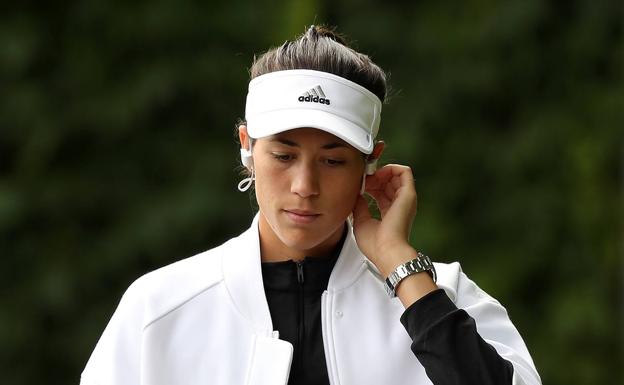 Garbiñe Muguruza, de paseo por Wimbledon. 