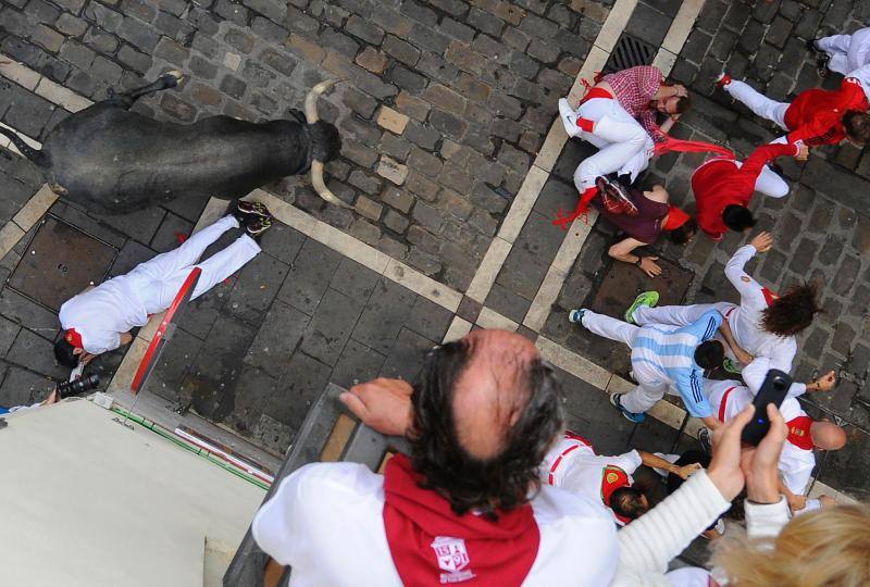 La mítica ganadería Miura protagoniza el encierro más rápido y con más heridos