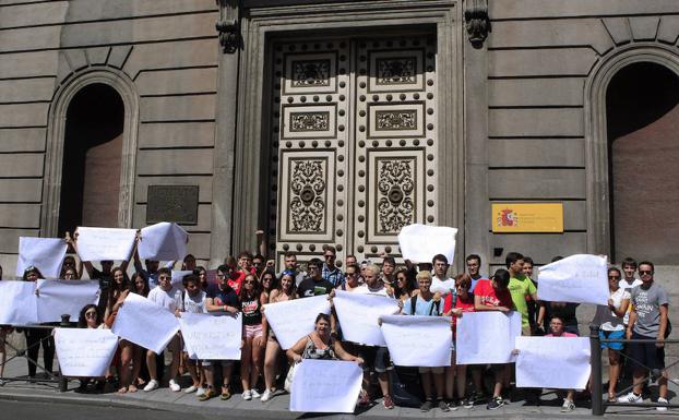 Concentración de estudiantes universitarios convocada frente al Consejo Escolar del Estado. 