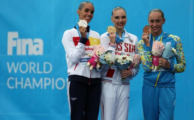 Ona Carbonell (izq.), con su plata en el podio.