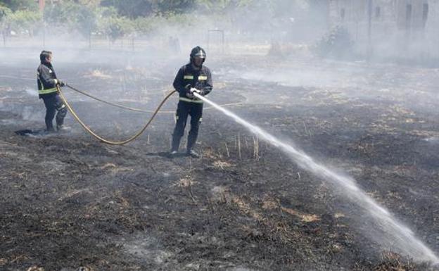 Bomberos en la extinción de un incendio, en una imagen de archivo. 