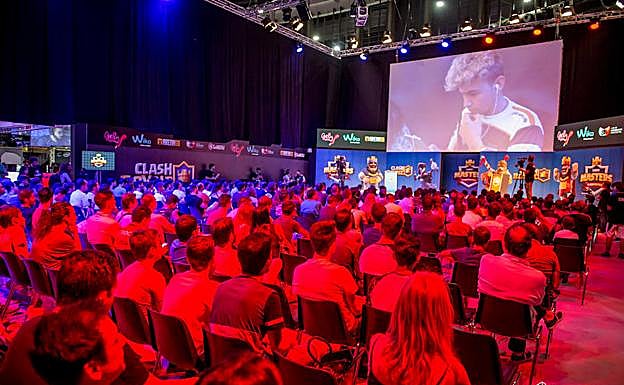 Varios espectadores observan una partida de la Liga Española de Videojuegos. 