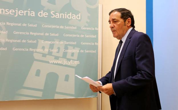 El consejero de Sanidad, Antonio María Sáez, informa de los datos de listas de espera quirúrgicas correspondientes al segundo trimestre de 2017. 