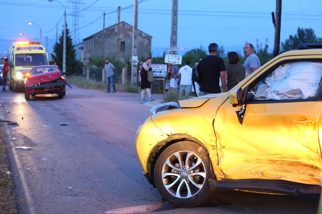 Varias personas resultan heridas en un accidente entre dos turismos en la carretera del Canal en Camponaraya