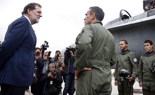 Rajoy visita la los soldados españoles que se encuentran en la base militar de Amari. 