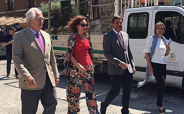 El consejero estuvo acompañado por la alcaldesa, el delegado territorial de la Junta en León y por la directora de Empleo de la Junta.