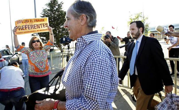 Blesa es increpado por una preferentista a su salida de la prisión de Soto del Real. 