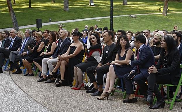 Diversos rostros conocidos asisten al homenaje a David Delfín en los jardines del Museo del Traje.