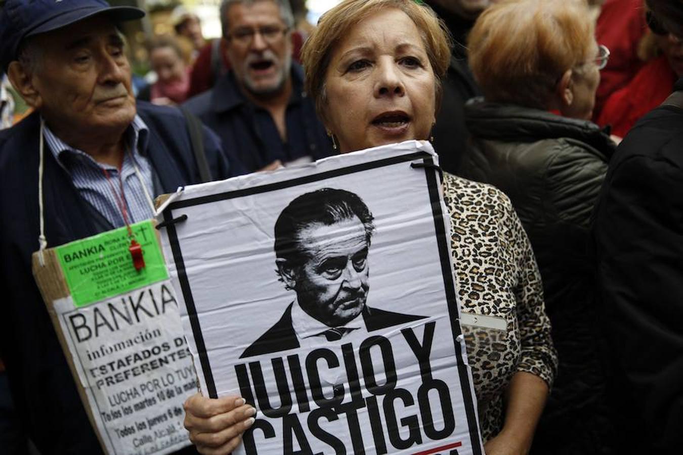 Manifestantes por las prefrentes en la puerta del Tribunal Supremo en 2014 con un cartel de Miguel Blesa.