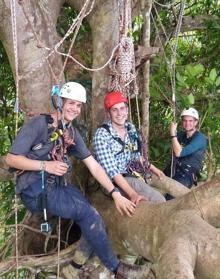 Imagen secundaria 2 - Los alumnos de Peñacorada participantes en la operación Wallacea contemplan las cataratas de Sulawesi en Indonesia.