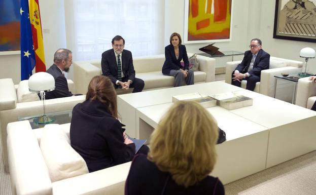 Rajoy y Cospedal reunidos con familiares de víctimas del Yak-42.