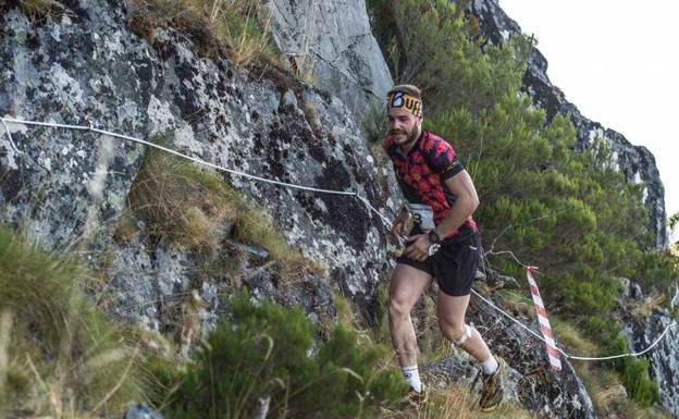 Tres equipos de personas ciegas compiten en el 'Kilómetro vertical' de Palacios del Sil