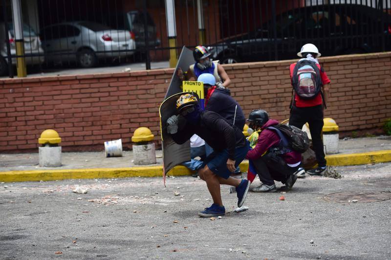 Comercios cerrados, ausencia de transporte público y calles desoladas y bloqueadas con barricadas forman parte del paisaje en Caracas