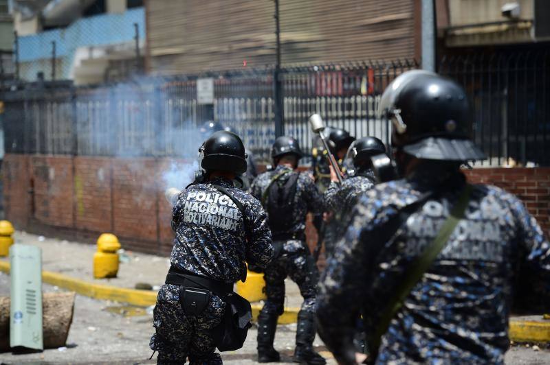 Comercios cerrados, ausencia de transporte público y calles desoladas y bloqueadas con barricadas forman parte del paisaje en Caracas