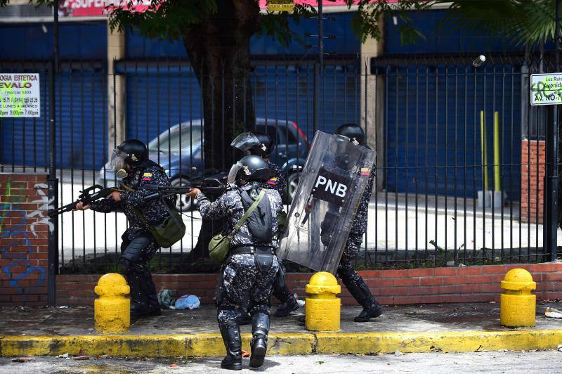 Comercios cerrados, ausencia de transporte público y calles desoladas y bloqueadas con barricadas forman parte del paisaje en Caracas