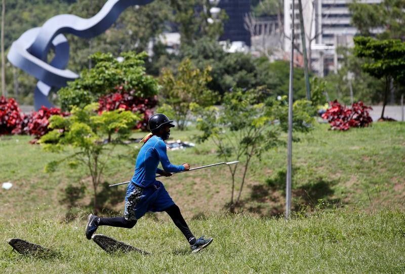 Comercios cerrados, ausencia de transporte público y calles desoladas y bloqueadas con barricadas forman parte del paisaje en Caracas