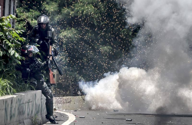 Comercios cerrados, ausencia de transporte público y calles desoladas y bloqueadas con barricadas forman parte del paisaje en Caracas