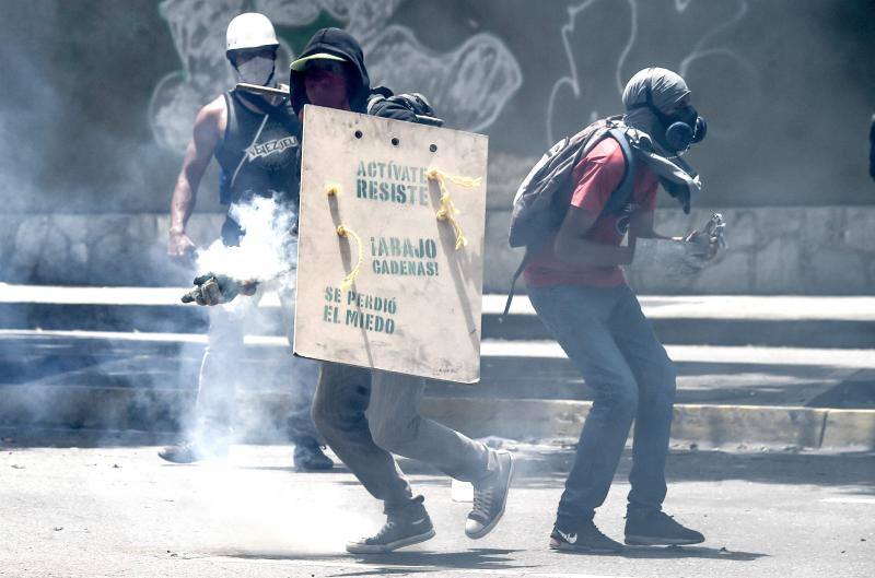 Comercios cerrados, ausencia de transporte público y calles desoladas y bloqueadas con barricadas forman parte del paisaje en Caracas