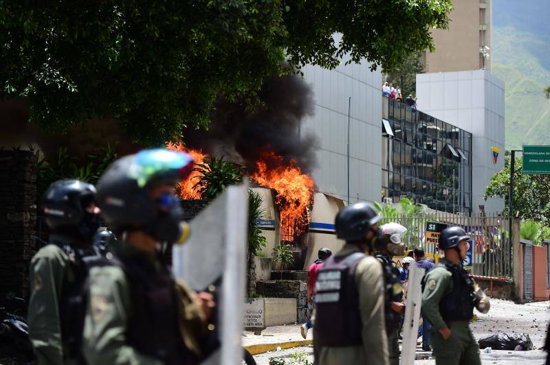 Comercios cerrados, ausencia de transporte público y calles desoladas y bloqueadas con barricadas forman parte del paisaje en Caracas