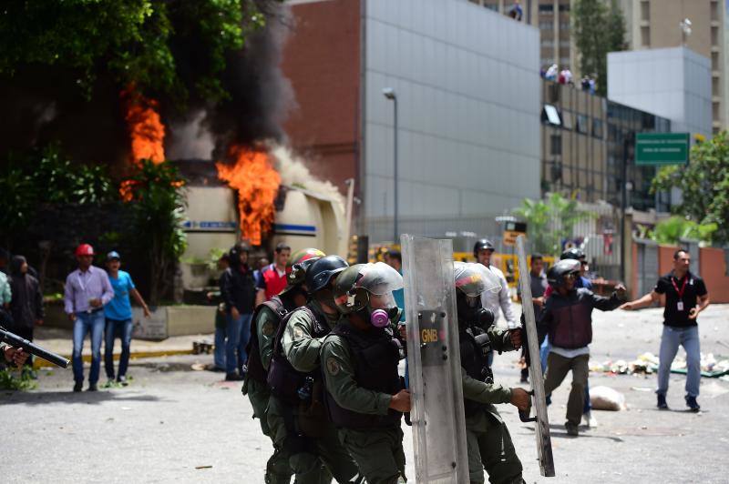 Comercios cerrados, ausencia de transporte público y calles desoladas y bloqueadas con barricadas forman parte del paisaje en Caracas