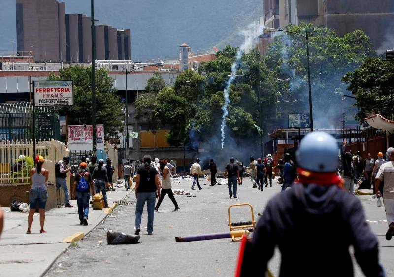 Comercios cerrados, ausencia de transporte público y calles desoladas y bloqueadas con barricadas forman parte del paisaje en Caracas