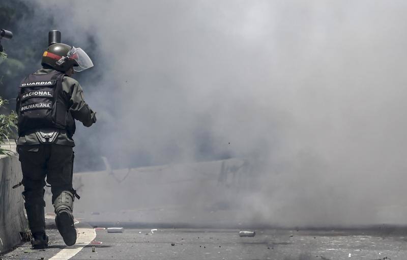 Comercios cerrados, ausencia de transporte público y calles desoladas y bloqueadas con barricadas forman parte del paisaje en Caracas