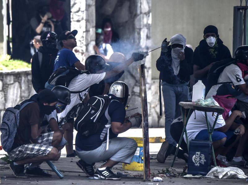 Comercios cerrados, ausencia de transporte público y calles desoladas y bloqueadas con barricadas forman parte del paisaje en Caracas