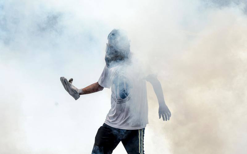 Comercios cerrados, ausencia de transporte público y calles desoladas y bloqueadas con barricadas forman parte del paisaje en Caracas