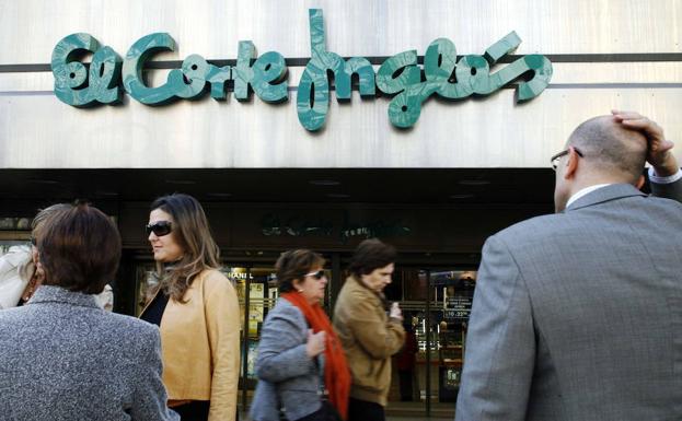 Transeúntes pasan por delante de uno de los centros que El Corte Inglés tiene en Madrid.