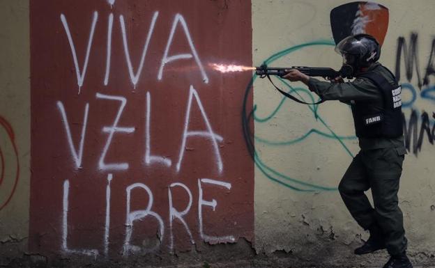 Manifestantes opositores se enfrentan a la Guardia Nacional Bolivariana.