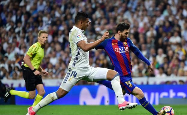 Messi y Casemiro, durante un Madrid-Barça. 