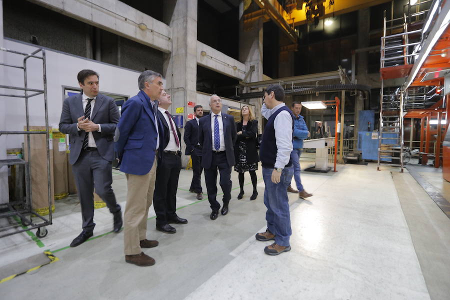 Iñaki Arechabaleta, director general de Negocio de Vocento, Benjamín Lana, director de medios regionales de Vocento, Javier Doval, director general de Nueva Rioja, Javier Galiana, director de Futuro en Español, el presidente de La Rioja, José Ignacio Ceniceros y la consejera de Presidencia, Begoña Martínez, visitaron las instalaciones del diario.